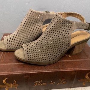 NWT Lucky Brand Open toe sandals, heel, buckle ankle, size 9